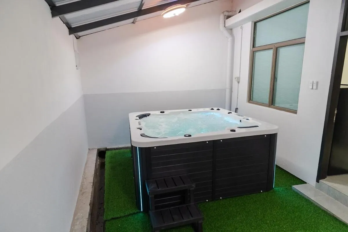 Georgetown Elegant Golden Jacuzzi Ktv 5Br 16Pax E Villa Semesterbostad George Town