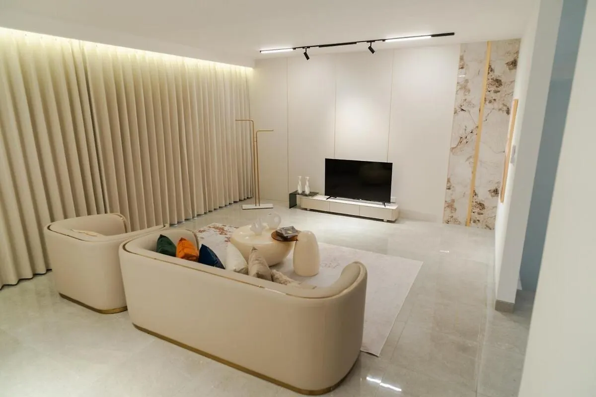 Georgetown Elegant Golden Jacuzzi Ktv 5Br 16Pax E Villa Semesterbostad George Town