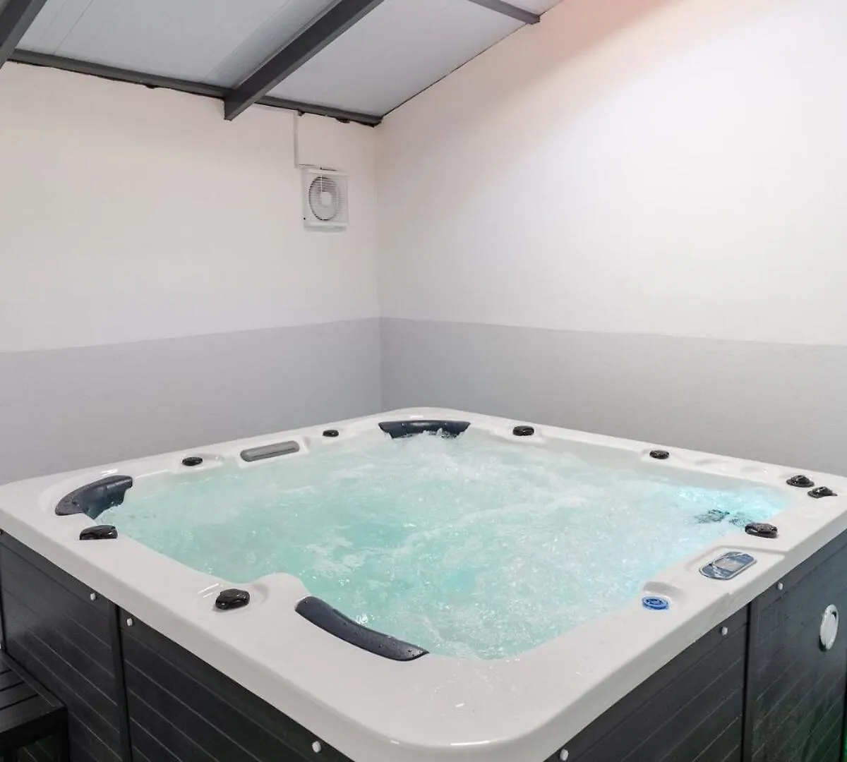 Vila Georgetown Elegant Golden Jacuzzi Ktv 5Br 16Pax E